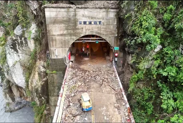 長春祠隧道口落石坍方情況。公路局提供