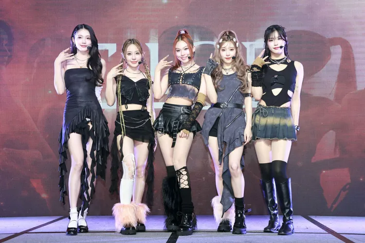 正妹女團「ELL&s」正式出道，並推出新單曲。紅心字會提供