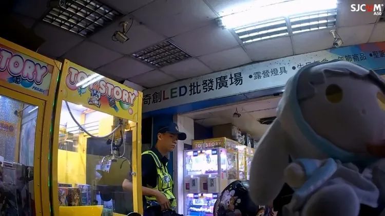 警方在1家夾娃娃機店找到王姓少女遺失的「大耳狗」。警方提供