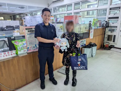 18岁美少女报案遗失「大耳狗」 警听了雾煞煞仍找到!她搭清早首班车开心领回