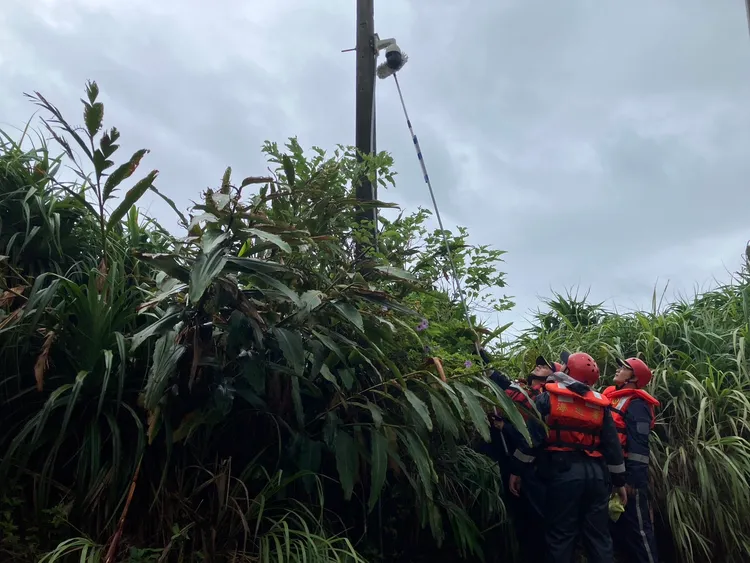 海巡蘇澳岳明巡邏站協助擦拭4K高解析度攝影機。海委會提供