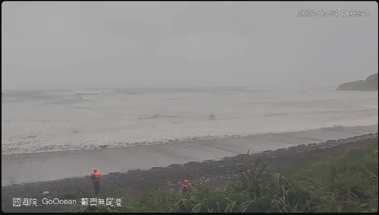 蘇澳無尾港監控畫面紀錄下海巡人員認真工作歷程。海委會提供