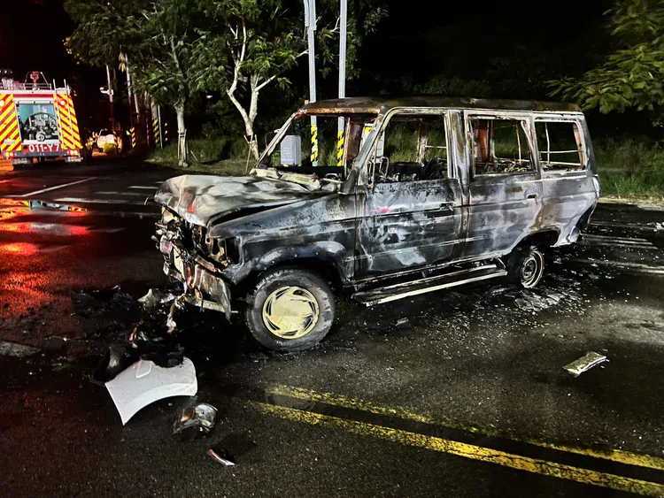 被撞擊的廂型貨車燒到只剩骨架殘骸。翻攝記者爆料網