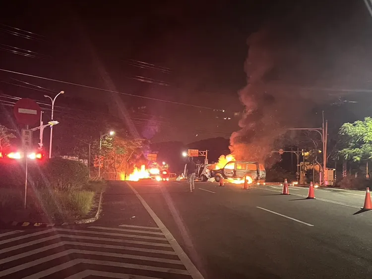 現場共有2車陷入火海，1車車尾受到波及。民眾提供