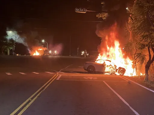 撞擊瞬間起火!要價400多萬保時捷電動車追撞前車 3車陷火海釀5傷