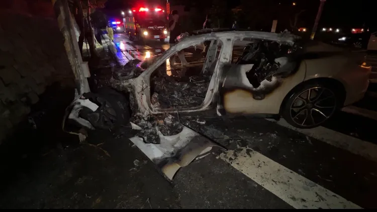 保時捷電動車也被燒到剩殘骸。翻攝記者爆料網