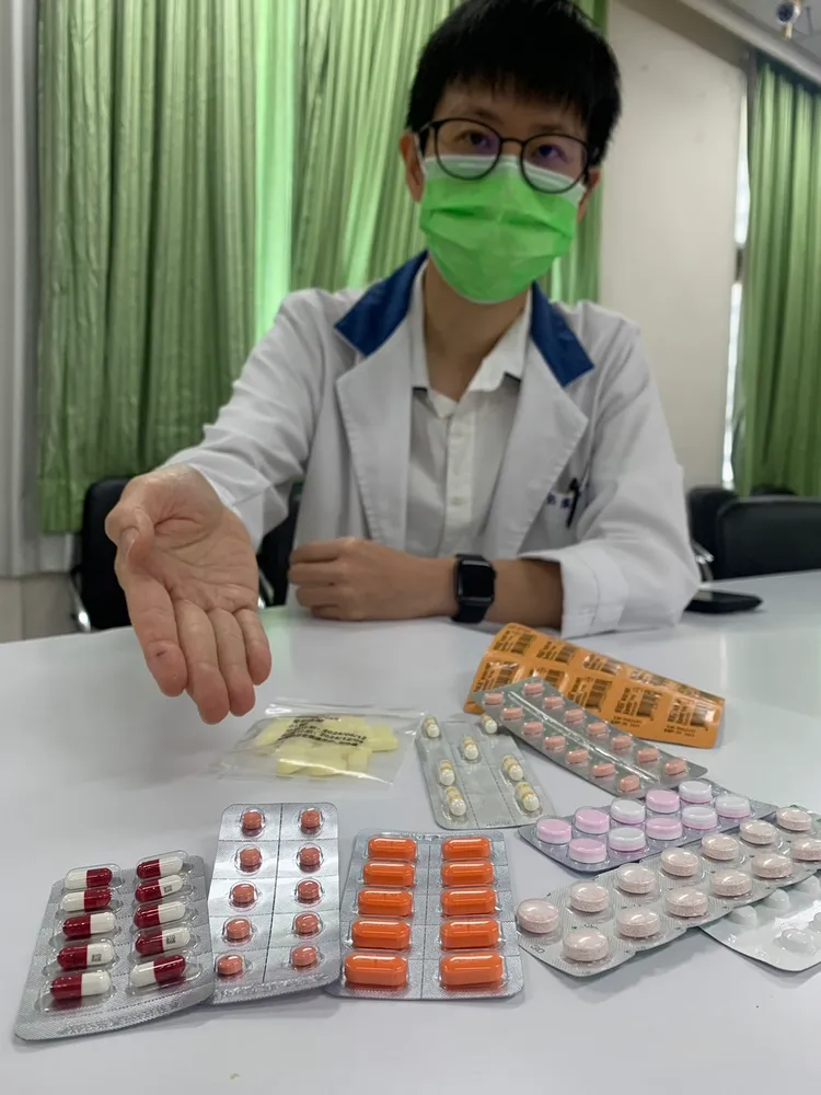 醫師提醒使用非類固醇類止痛消炎藥物最好搭配胃藥使用，降低長期使用造成胃潰瘍、胃穿孔風險。台中醫院提供