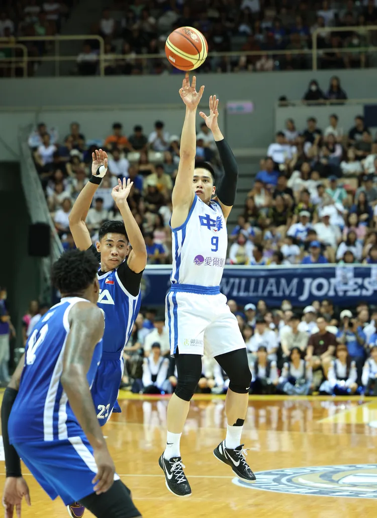 陳盈駿(右)跳投。中華籃協