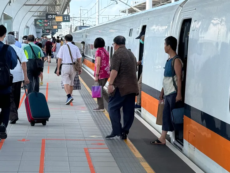 台鐵今天（24日）中午前對號列車全部停駛，但是高鐵全線正常營運。台鐵提供