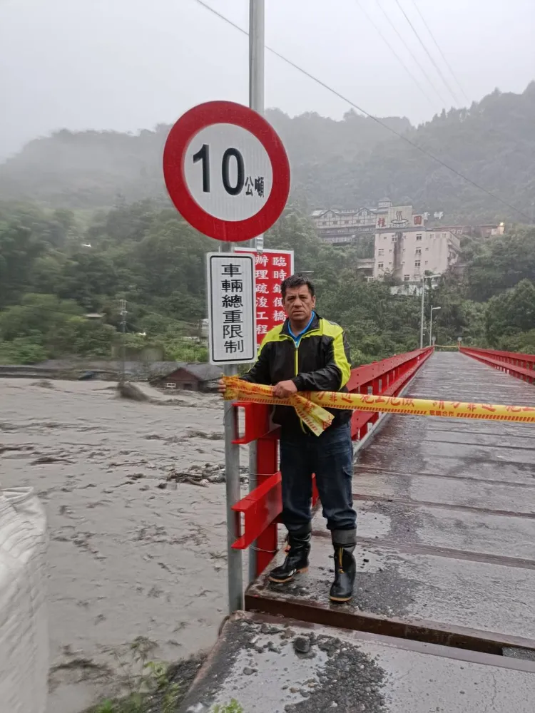 廬山溫泉便橋綁上黃色封條予以封橋。江子信提供