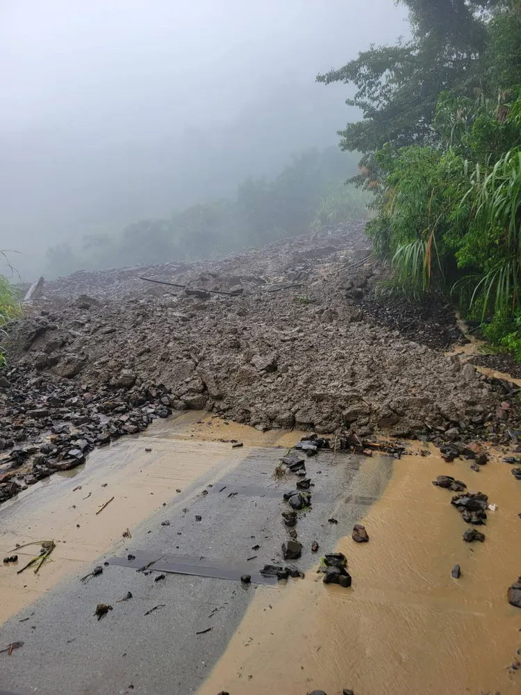 投89線22K力行產業道路土石流，交道中斷。江子信提供
