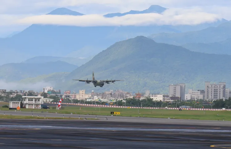 漢光40號實兵演習，C-130H運輸機降落花蓮空軍基地。李俊毅攝