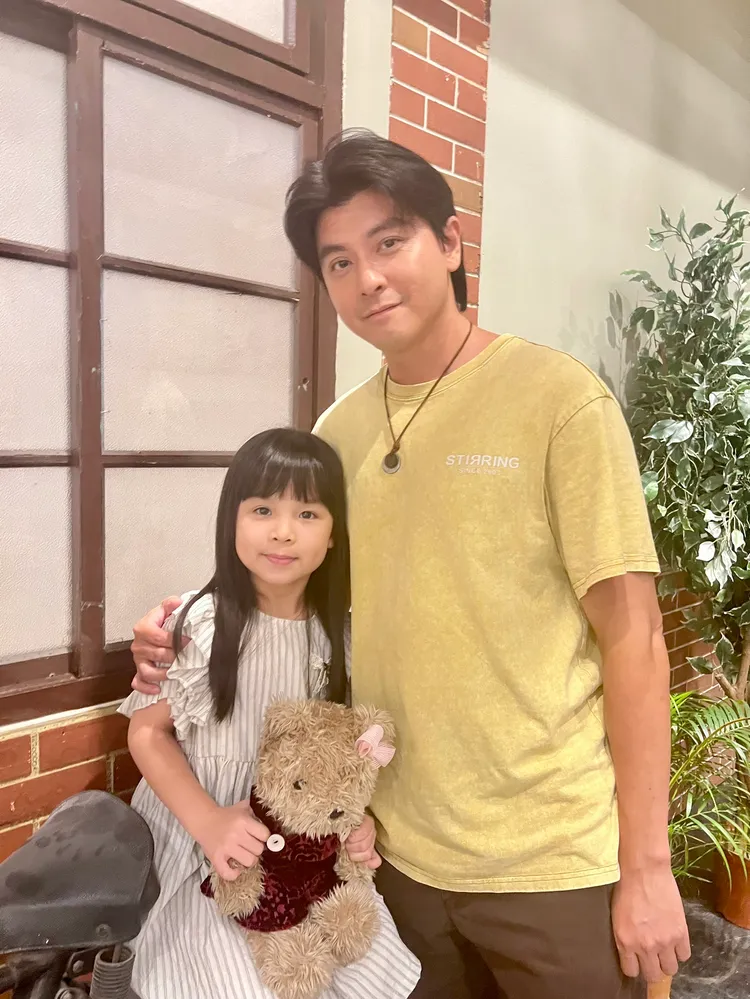 唐豐（右）開心戲裡也有可愛女兒「茉莉」，2人對戲也是趣味十足。民視提供