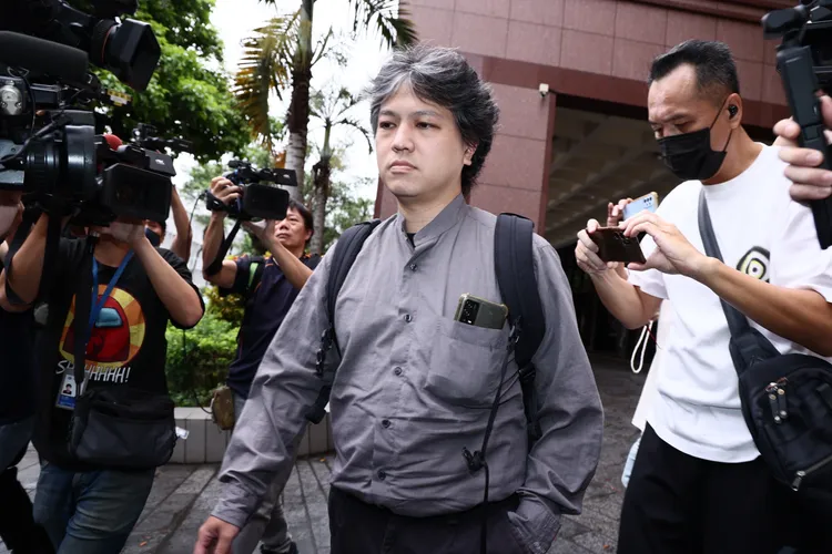 高虹安擔任立委期間的辦公室主任陳奐宇今天出庭聽判，得知被判1年，緩刑3年後，面色凝重離開法院。彭欣偉攝影