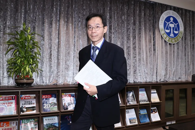 台北地院行政庭長黃柄縉公布並說明高虹安詐領助理酬金、助理加班費判決理由。彭欣偉攝影