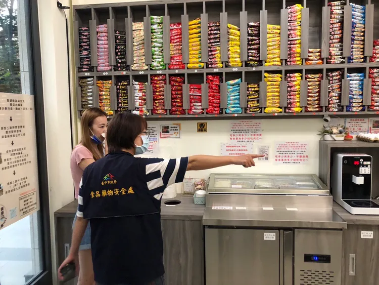 台中市食安處前往拉麵店稽查。食安處提供