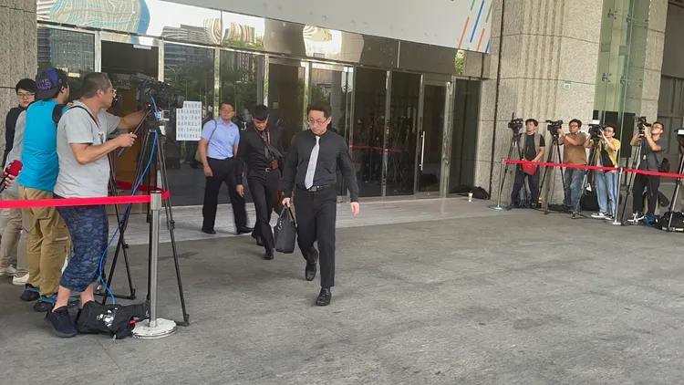 承辦的檢察官於晚間6時許步出桃園地院。張沛森攝
