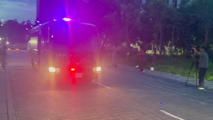 載送鄭文燦的囚車開出桃園地院前往桃園看守所。張沛森攝