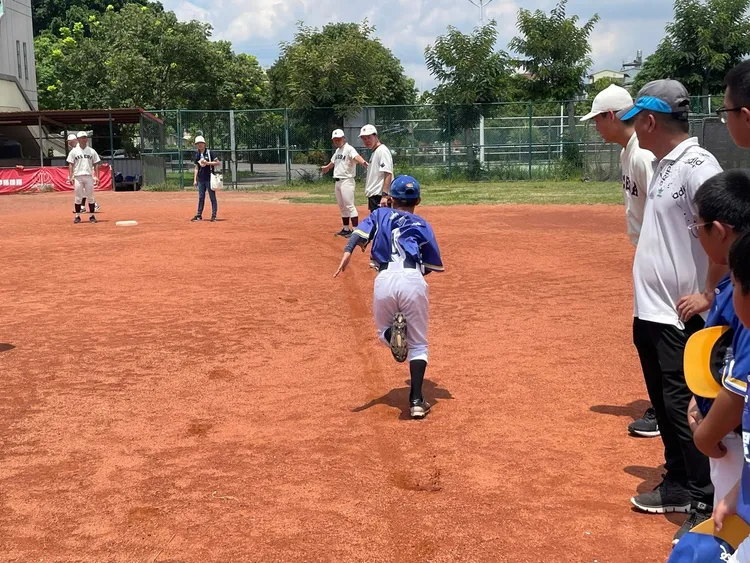 早稻田大學棒球部球員文珠玄基傳授小球員跑壘觀念。頂新和德文教基金會提供