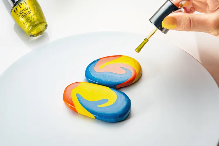 下午茶特別設計白色糖霜餅乾，附上法國可可貝芮白巧克力製成的彩色抹醬，可以自行繪製想要的圖案，發揮創意，呼應自我世代的核心精神。業者提供