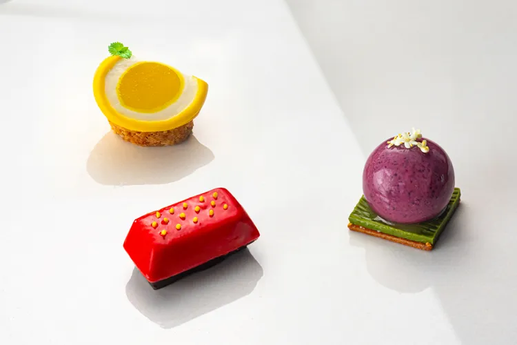 以O．P．I夏季新色為靈感的精巧甜點，分別是黃綠色的「萊姆之光」，紅色的「熱情如火」，以及紫色的「買花儀式感」為發想，呼應系列的色彩風格。業者提供