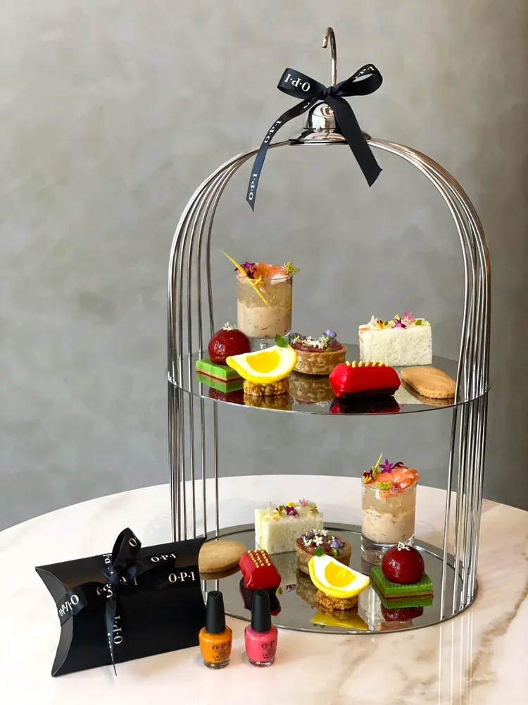 活動期間選購聯名下午茶套餐者，可獲贈獨家限量O．P．I迷你指甲油2瓶 (數量有限，贈完為止)。業者提供