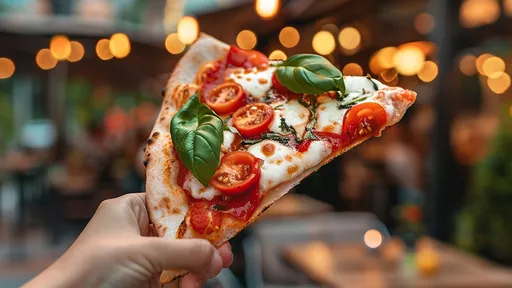 技能+1!日本小七推「外送現烤披薩」 下單後20分鐘內到你家