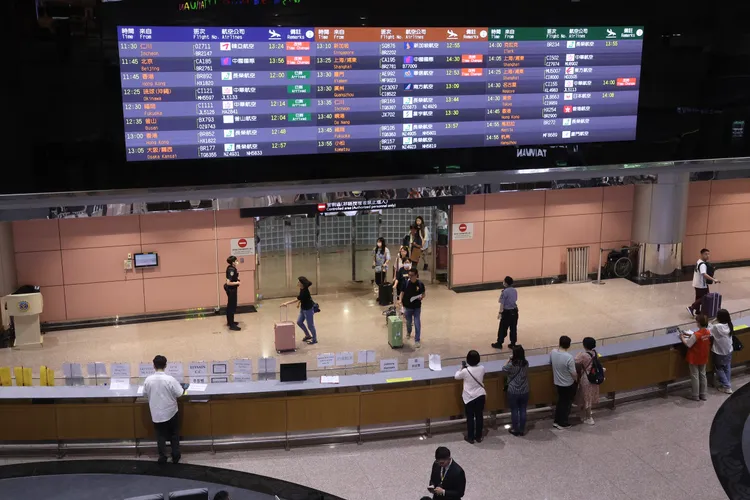 桃園機場提醒，大家出發前可先向航空公司確認班機最新動態。彭欣偉攝