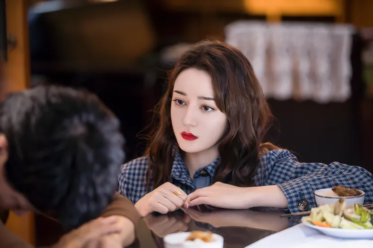 迪麗熱巴透露年過30會發福，現在對吃相當自律。中天娛樂提供