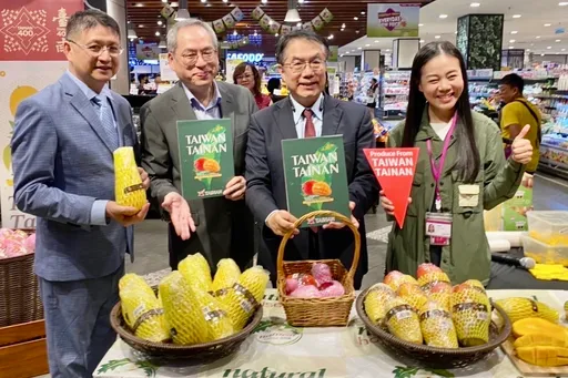 台南市長黃偉哲化身叫賣哥　1萬2000公斤芒果全賣光