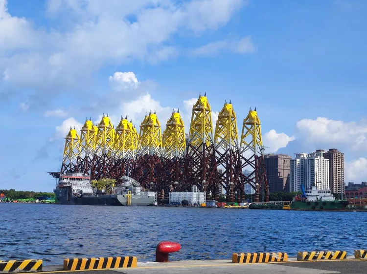 套筒式水下基礎儲放於安平港。港務公司提供