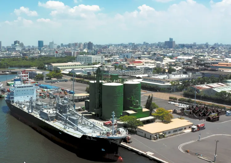 安平港發展定位為嘉南地區貨物進出港及觀光遊憩港。港務公司提供