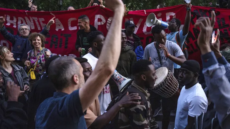 數千名支持左派的支持者在巴黎共和國廣場上慶祝這個屬於「移民」的時刻和泛左翼聯盟在第二輪選舉的勝利。美聯社