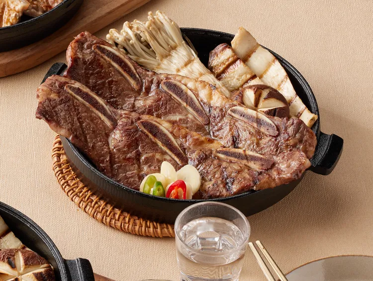 8/11前穿戴銀色服飾或配件到「初瓦」消費多人套餐並出示活動畫面，即可免費升級為「社長請客牛小排」。業者提供