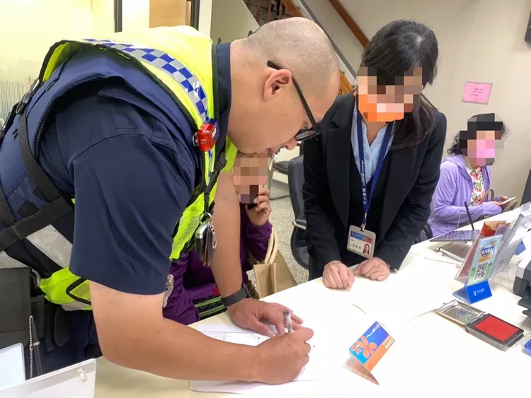 警方及行員合力阻詐。警方提供