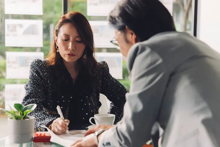 周姮吟劇中飾演丁春誠的正宮卡蘿，處處刁難宣示主權。逆光電影提供