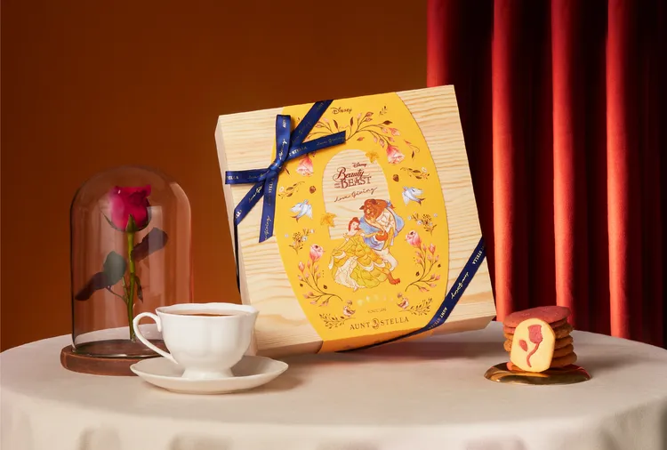 由品牌經典松木盒全新設計的「月之漫舞－美女與野獸」禮盒，生動呈現經典舞會場面。業者提供