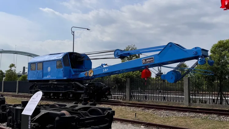 潮州鐵道文化園區近日新增日立38噸救險吊車，使館藏更為豐富。台鐵提供