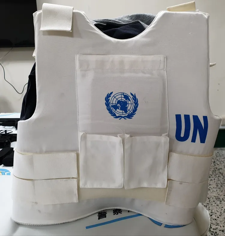 警方搜出一件印有「UN」聯合國字樣的防彈衣，歐男說是自保用。警方提供