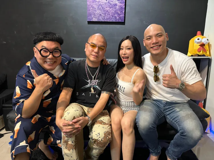 藝人「蜆仔」開箱台灣AV拍片現，並與AV男優、女優合照。大象傳媒提供