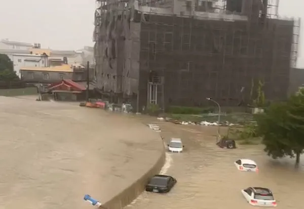 岡山典寶溪昨天因溪水暴漲溢堤。翻攝照片