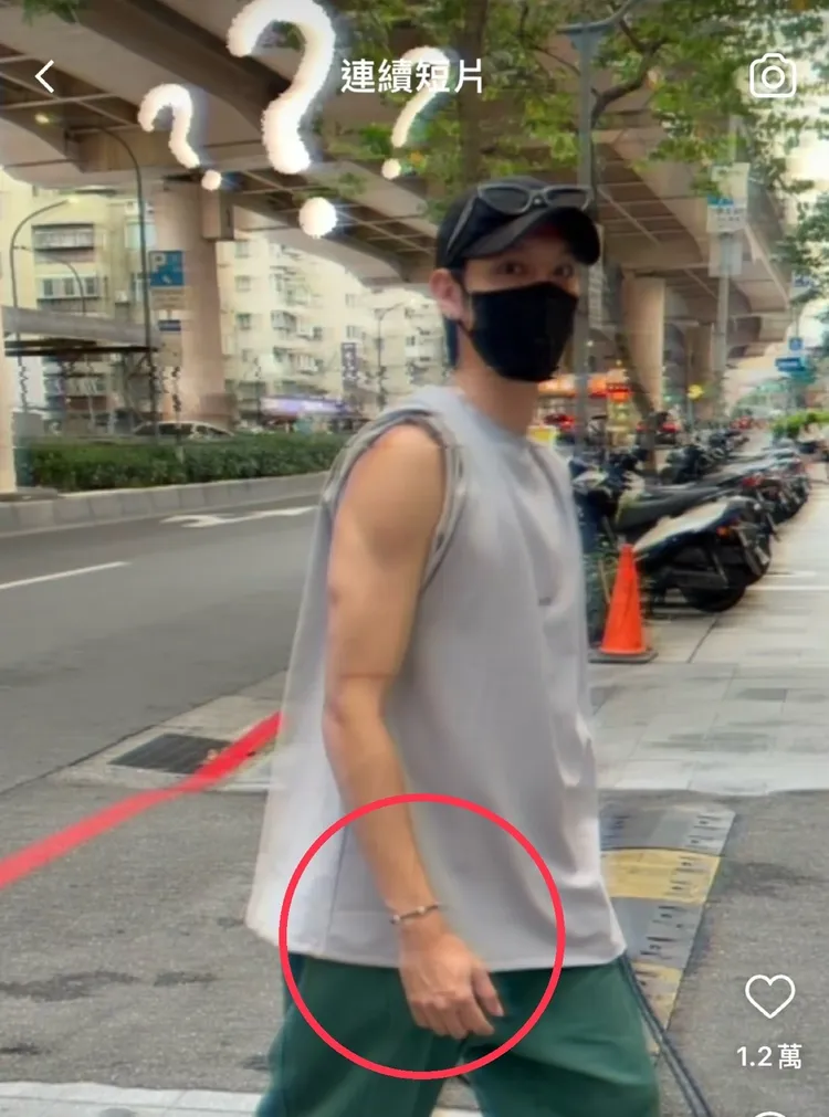 曹佑寧曾在影片中曬出王淨照片中的同款手環。翻攝曹佑寧IG