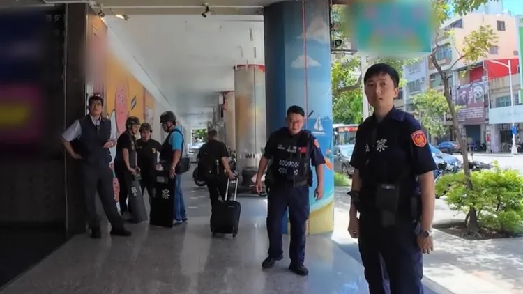 高雄警方出動員警全副武裝到大樓搜查，最後證實是烏龍一場。民眾提供