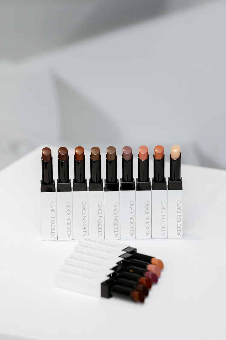 6色癮吻柔霧唇膏、9色癮吻光澤唇膏，各1100元。品牌提供