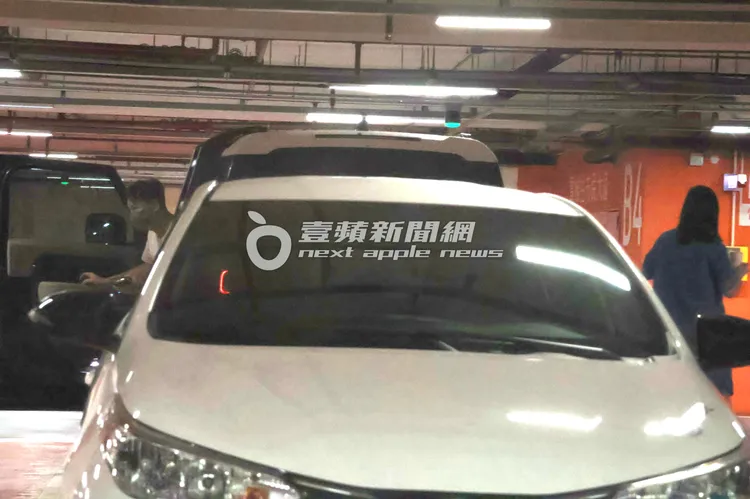 李聖傑（左）將車停在三創地下停車場靠近電梯的停車格。特勤中心攝