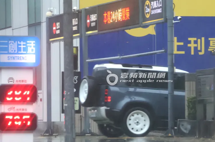 李聖傑颱風天載著妹仔到三創園區想要逛街。特勤中心攝