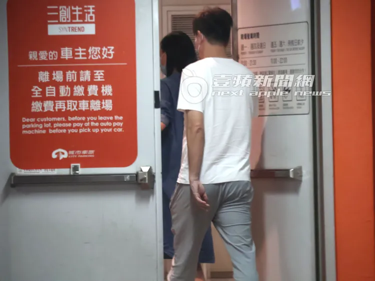 李聖傑停好車隨後跟上「孕味妹」腳步。特勤中心攝。