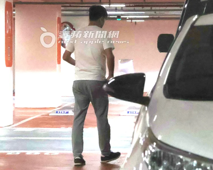 李聖傑下車後，左腳跛著腳，行動相當緩慢。特勤中心攝