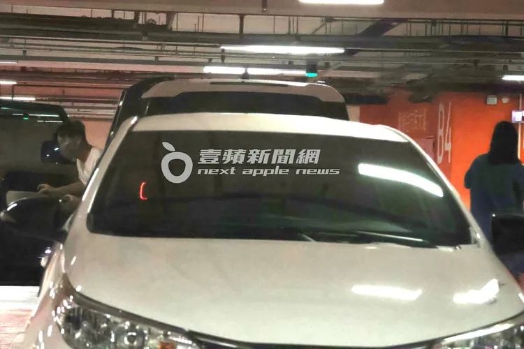 李聖傑（左）車上載一名飄出孕味的女子「孕味妹」到三創約會。特勤中心攝