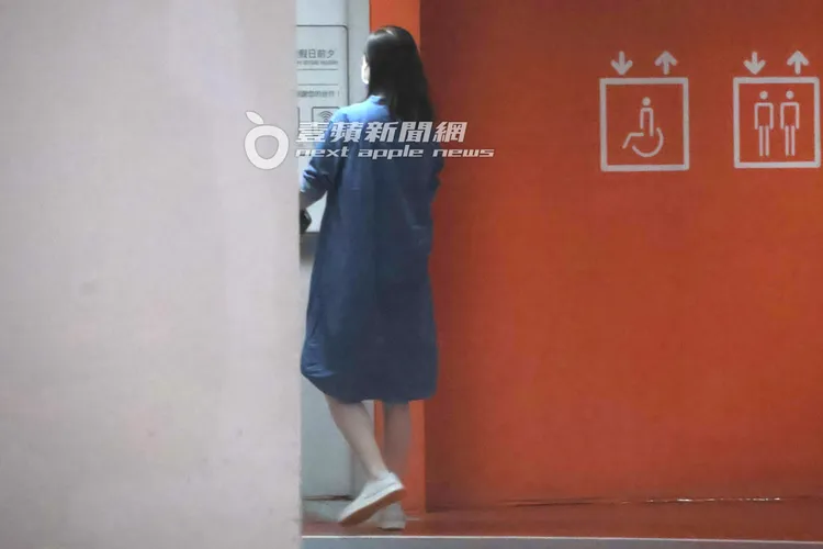 李聖傑載的「孕味妹」貼心幫李聖傑推開門等他。特勤中心攝